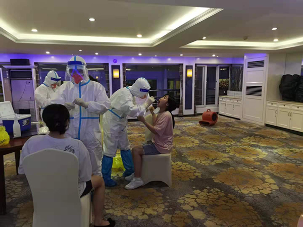 對?？慷妊疵谰S凱琳、凱蕾船員進行核酸檢測2.jpg